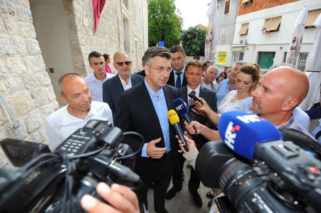 Plenković izbjegava odgovoriti je li "Za dom spremni" ustaški pozdrav, izmotavao se pred novinarima