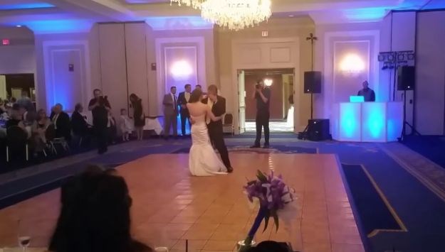 Kad je ova mladenka stupila na plesni podij s ocem, nitko nije pretpostavljao što će uslijediti