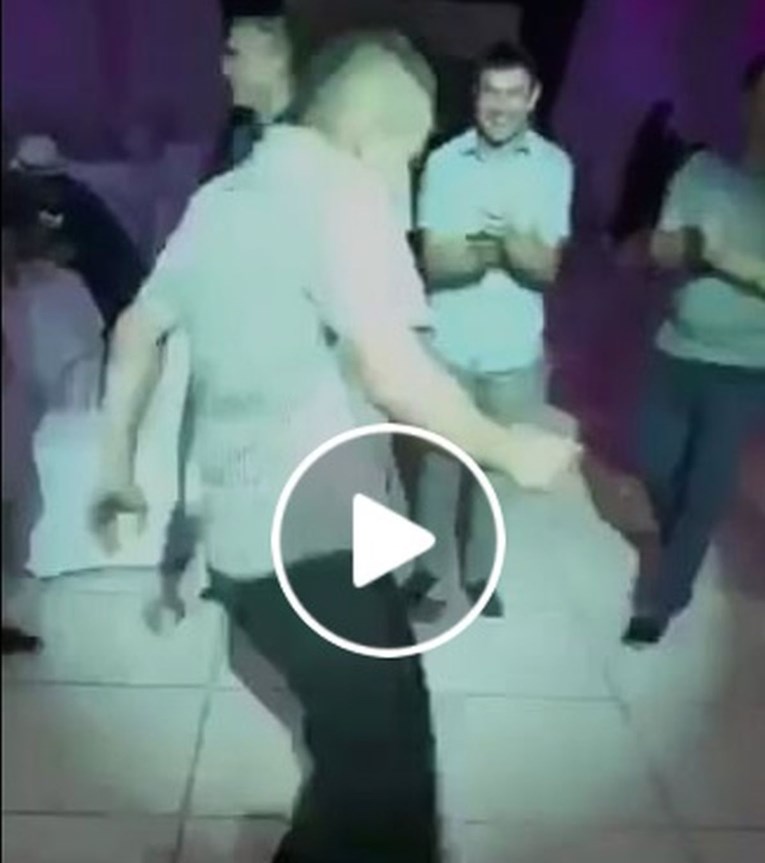 Video sa svadbe u Imotskom postao hit zbog nevjerojatnih plesnih pokreta ovog tipa