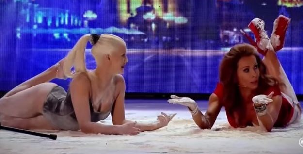 Seksi plesačica privukla sutkinju da se zajedno valjaju u brašnu