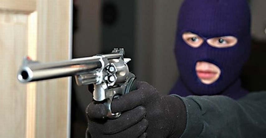 FILMSKA PLJAČKA U ISTRI Zaštitaru oteli službeni pištolj i novac koji je prevozio