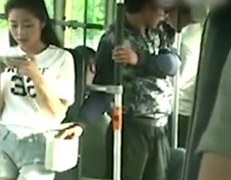 VIDEO Pokušao opljačkati djevojku u autobusu pa ubrzo  gadno požalio