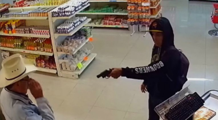 Pljačkaš s pištoljem upao u trgovinu, ali kad ga je zaskočio hrabri djedica nije se dobro proveo