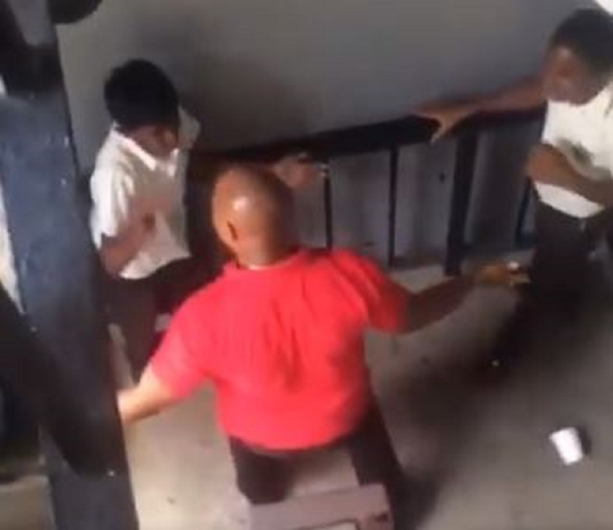 VIDEO Učenici se potukli, nastavnik uletio između njih i napljuskao ih, podržavate li njegovu metodu?