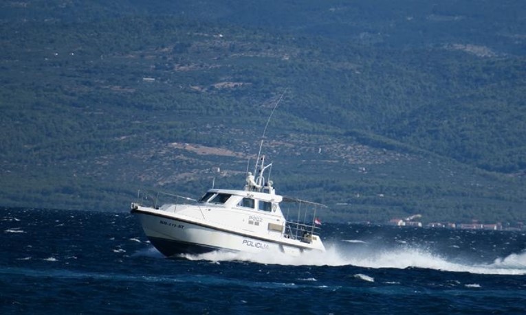 AKCIJA SPAŠAVANJA Pirotehničare uhvatilo nevrijeme na splavi kod Dubrovnika