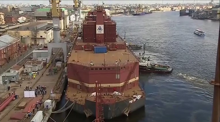 Rusija kaže da je njena morska nuklearka sigurna. Kritičari je zovu "plutajući Černobil"