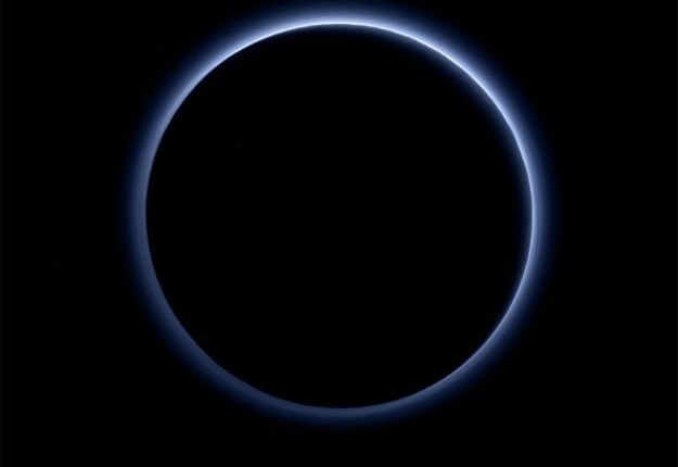 Prve fotografije u boji: Pluton ima plavo nebo i zaleđenu vodu