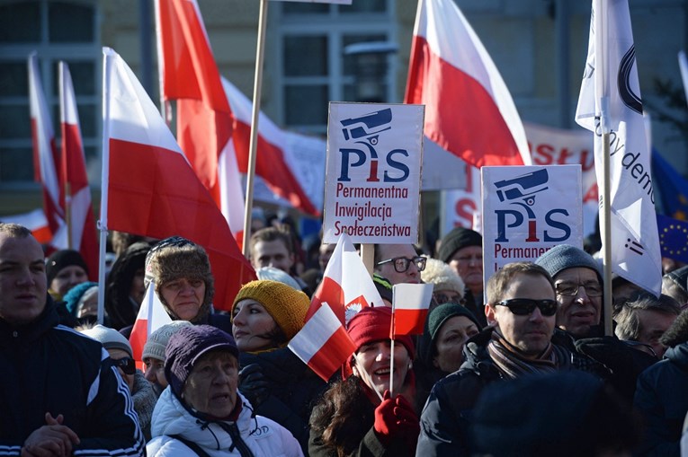 Deseci tisuća ljudi prosvjeduju u Poljskoj