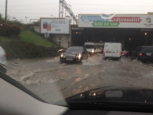 Kiša stvara kaos i u Zagrebu: Srušena stabla na ulicama, raste vodostaj Save