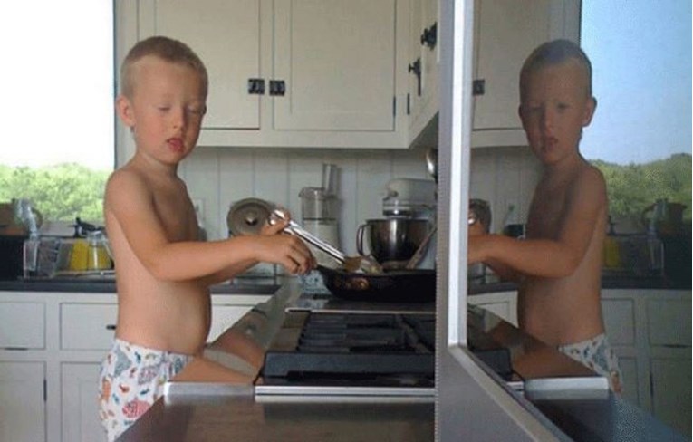 Zbog jezivog detalja fotka dječaka u kuhinji prestravila korisnike društvenih mreža, vidite li ga?