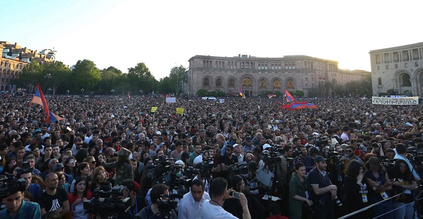 Šef armenske oporbe pozvao na prosvjed, odazvali se deseci tisuća građana