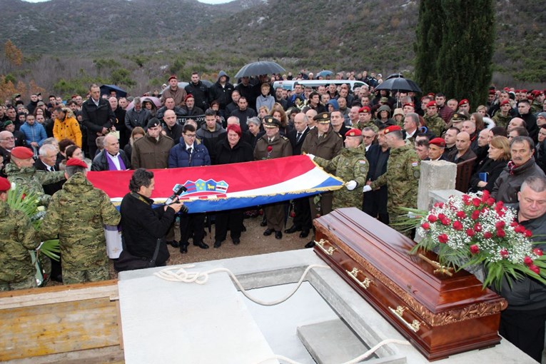 Pokopan junak Domovinskog rata Davor Jović, na sprovodu bilo nekoliko tisuća ljudi