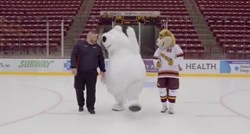 Najsmješniji video na internetu: Maskota polarnog mede stalno pada na ledu