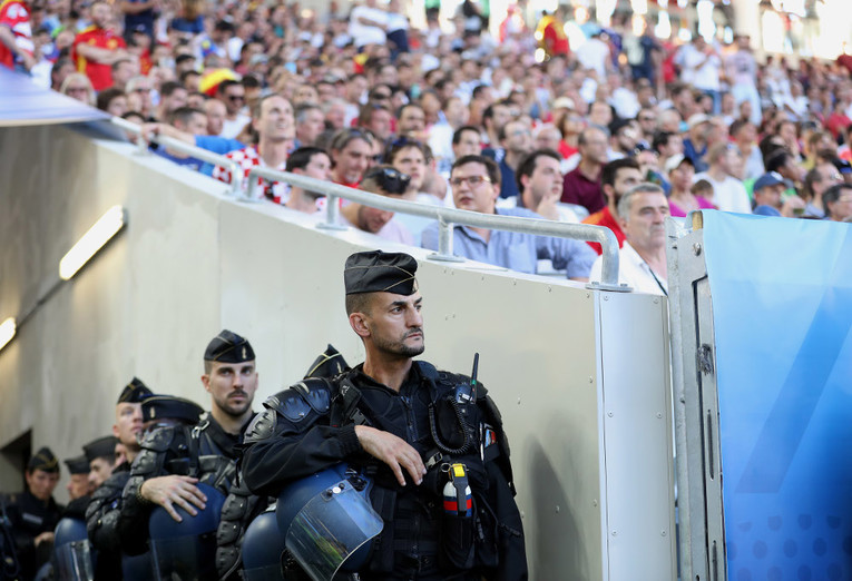 FOTO Specijalci okružili hrvatske navijače na stadionu