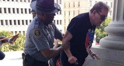 Fotografija koja je obišla svijet: Policajac crnac pomaže pristalici Ku Klux Klana