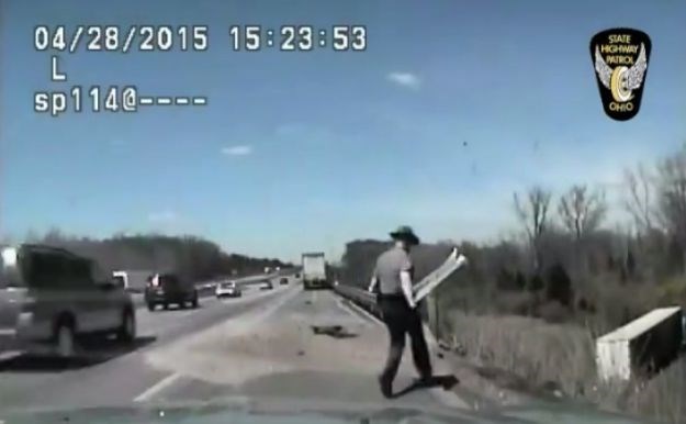 Nevjerojatna snimka: Policajac heroj nije htio odustati od oživljavanja žrtve prometne nesreće