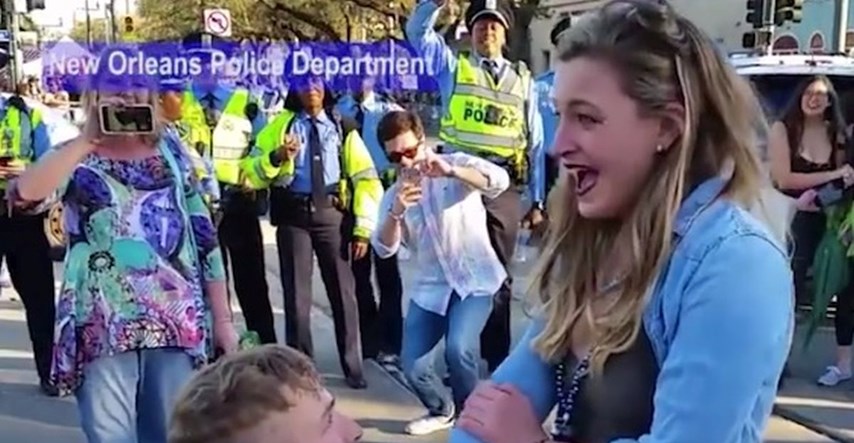 VIDEO Policajac na paradi zaprosio djevojku, pogledajte kako je reagirala
