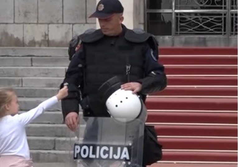 VIDEO Crnogorskom policajcu djevojčica pružila cvijet, njegova reakcija razbjesnila sve