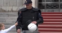 VIDEO Crnogorskom policajcu djevojčica pružila cvijet, njegova reakcija razbjesnila sve