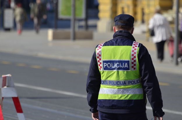 Policajac u Novalji turista prevario za 500 kuna