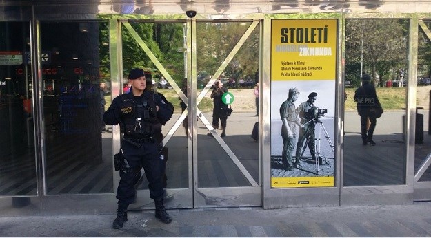 Panika u Češkoj: Policija pretražuje preko 10 lokacija zbog dojave o bombama