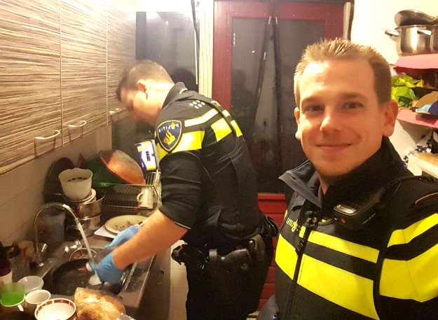 Policajci postali hit na Internetu: Pospremili kuću mami petero djece koja je završila u bolnici