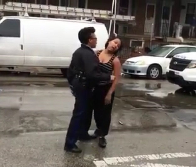 VIDEO Policajka prebila tinejdžerku u Philadelphiji