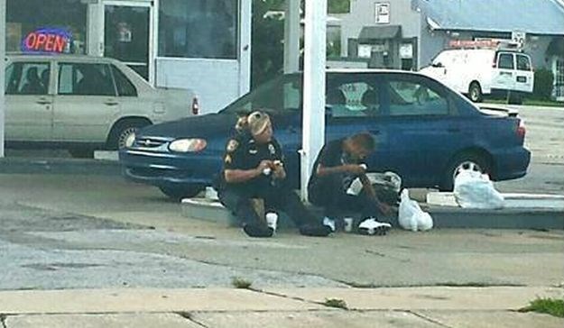 Policajka s beskućnikom podijelila doručak i dirnula milijune