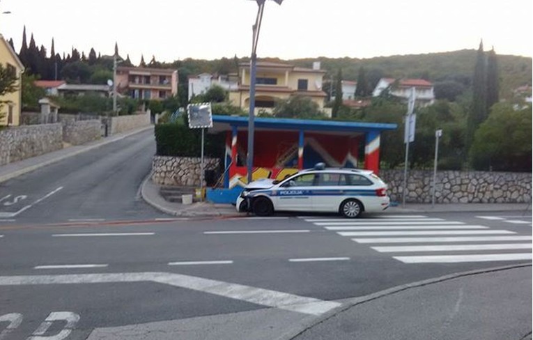 Policajac zbog neprilagođene brzine udario u stup u Kostreni kod Rijeke