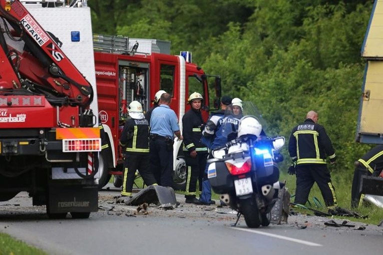 Nesreća u Slavoniji: Podletio autom pod kamion i poginuo