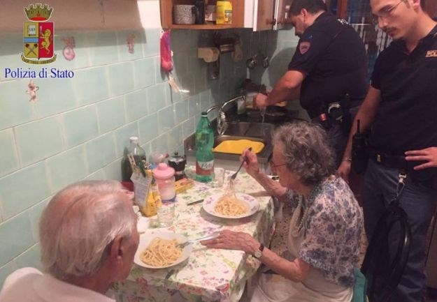 Heroji dana: Policajci skuhali večeru uplakanim starčićima pa postali svjetski hit
