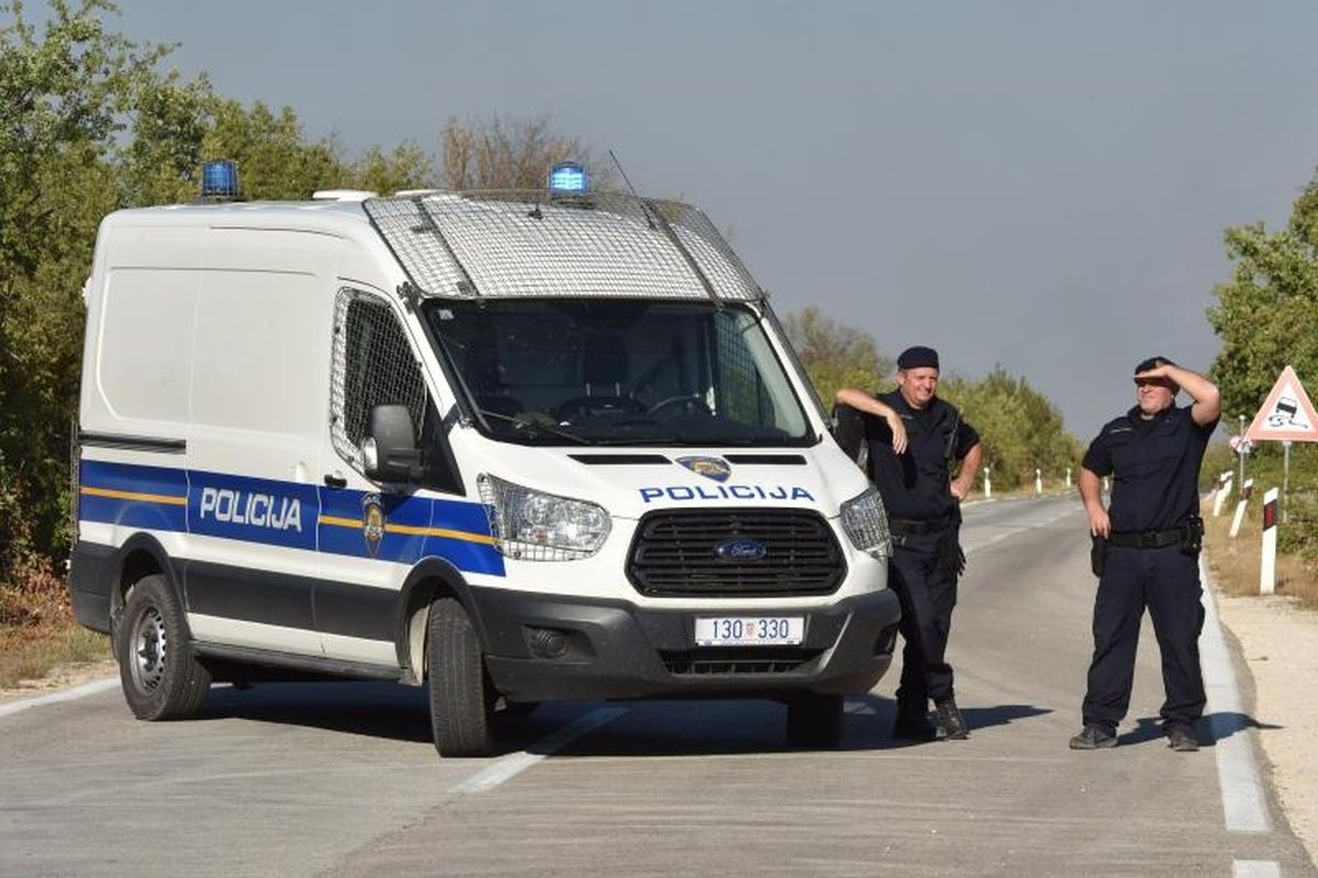 HAK UPOZORAVA Zbog požara zatvorena državna cesta Đevrske-Kistanje