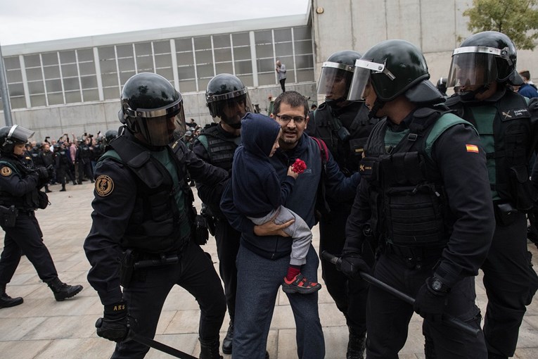 U referendumu u Kataloniji ozlijeđena 761 osoba: "Ovo je skandal, divljaštvo i međunarodna sramota"