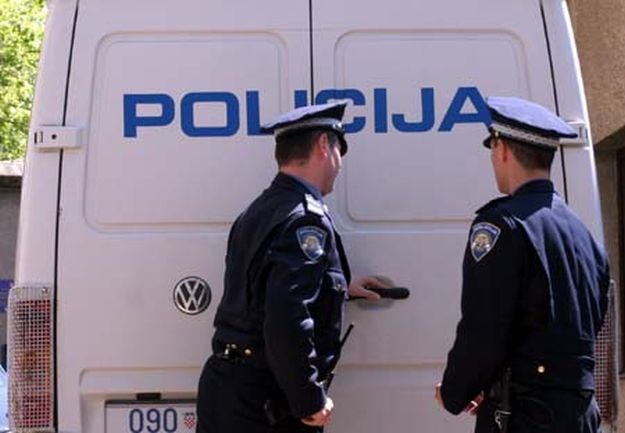 Četvorica uhićenih na splitskim Blatinama: Vitlali puškom sa prozora, pokupila ih policija