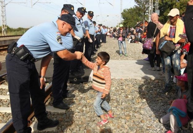 Bravo za hrvatske policajce: U općem kaosu vraćaju osmjeh na lica malih izbjeglica