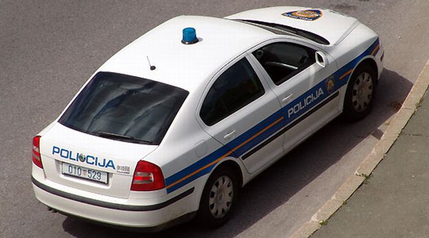 Policijski presretač izletio s ceste i zabio se u stup, dva policajca ozlijeđena