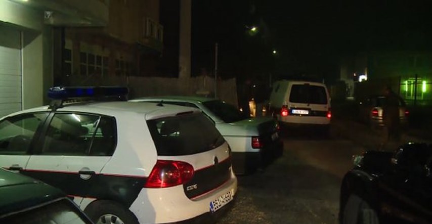 Pred auto generala vojske BiH bačeno pirotehničko sredstvo, predala se osoba koja je bacila sredstvo
