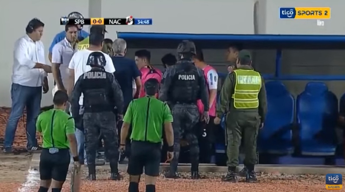 TEK GA JE POLICIJA USPJELA UKROTITI Brazilac podivljao i luđački nasrnuo na trenera jer ga je ovaj izvadio iz igre