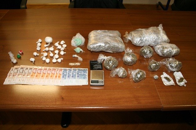 Policija kod 11 dilera pronašla amfetamine, marihuanu, pušku i streljivo