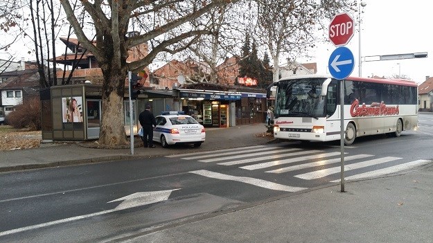 FOTO Policajci u Zagrebu bahato parkirali, pješaci nisu mogli hodati po pločniku