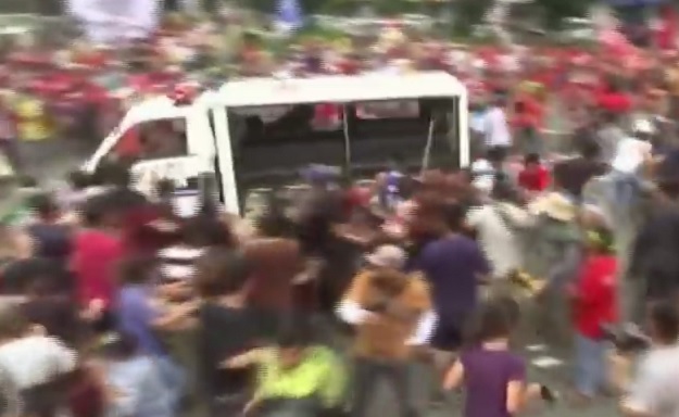 UZNEMIRUJUĆA SNIMKA Policijski kombi gazi studente ispred američke ambasade u Manili