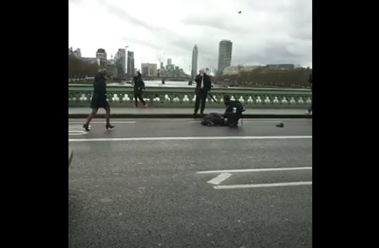 UZNEMIRUJUĆA SNIMKA Kaos u Londonu, pregaženi ljudi leže po cesti