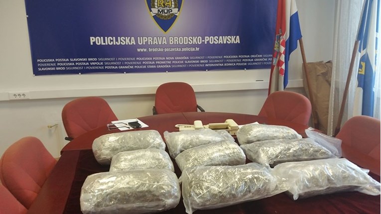 FOTO Slavonska policija u kamionu pronašla više od 160 kilograma marihuane, pogledajte ulov