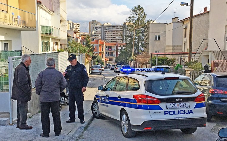 Policija u centru Splita pronašla kombi pun pirotehnike i šipki