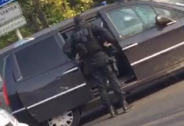 Pariško predgrađe pod policijskom opsadom, muškarac prijetio da će se raznijeti bombom?