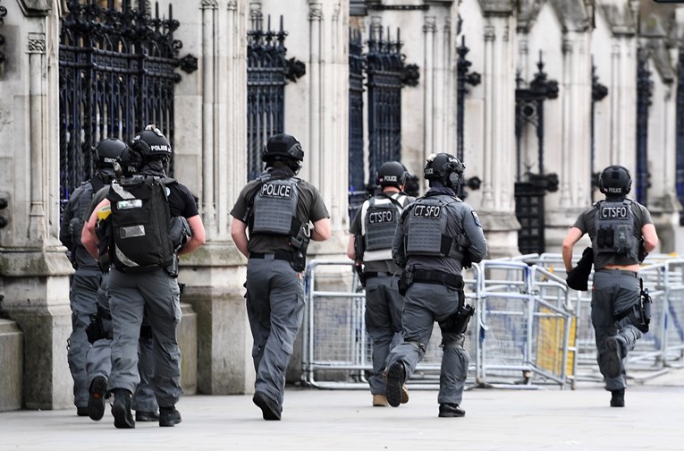 Policija pronašla "sumnjivi paket" kraj britanskog parlamenta pa objavili da se radi o lažnoj uzbuni