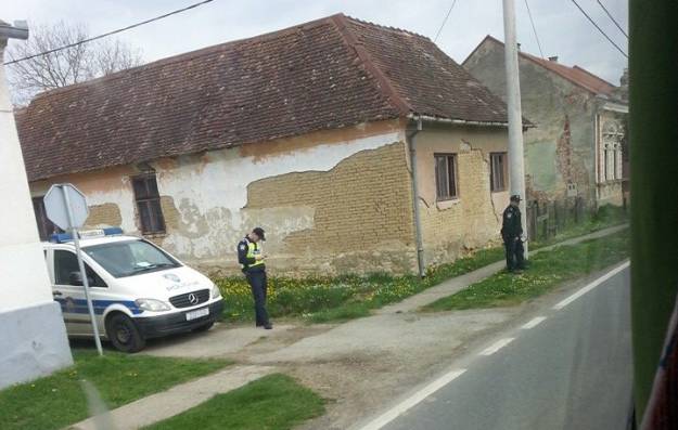 Požeška policija prebrze vozače vreba bez oznaka i skrivena iza stupa, kršeći vlastita pravila