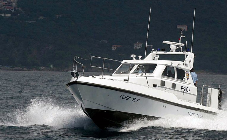 Policija uhvatila talijansku ribaricu u našem moru i prisilno je odvela u Umag