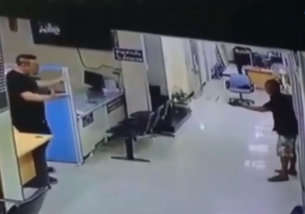 VIDEO U postaju upao muškarac s nožem, a policajac napravio nešto što će vam natjerati suze na oči
