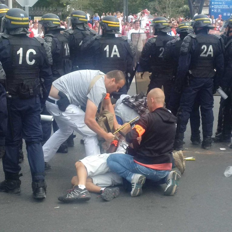 Marseille opet drhti: Poljaci okupirali grad, policija vodenim topovima i suzavcem prekinula njihovu tučnjavu